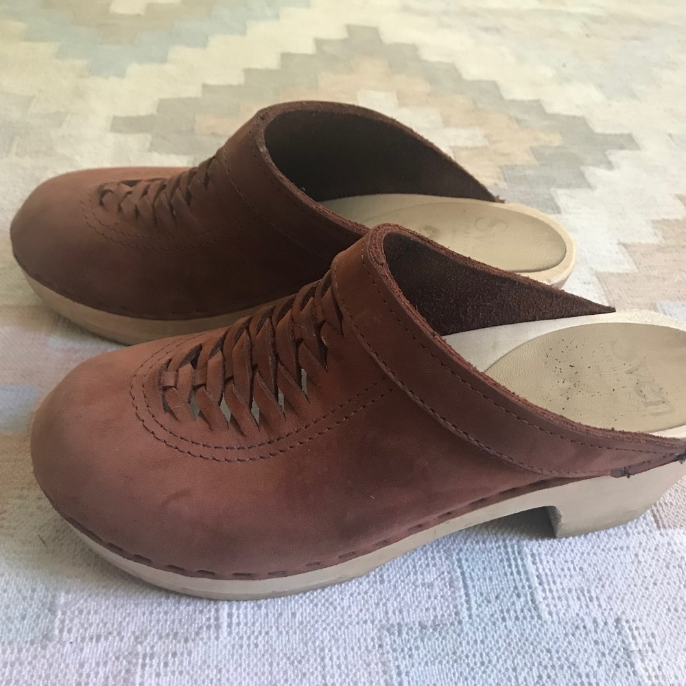 Sven Closed Toe Front Weave Clogs